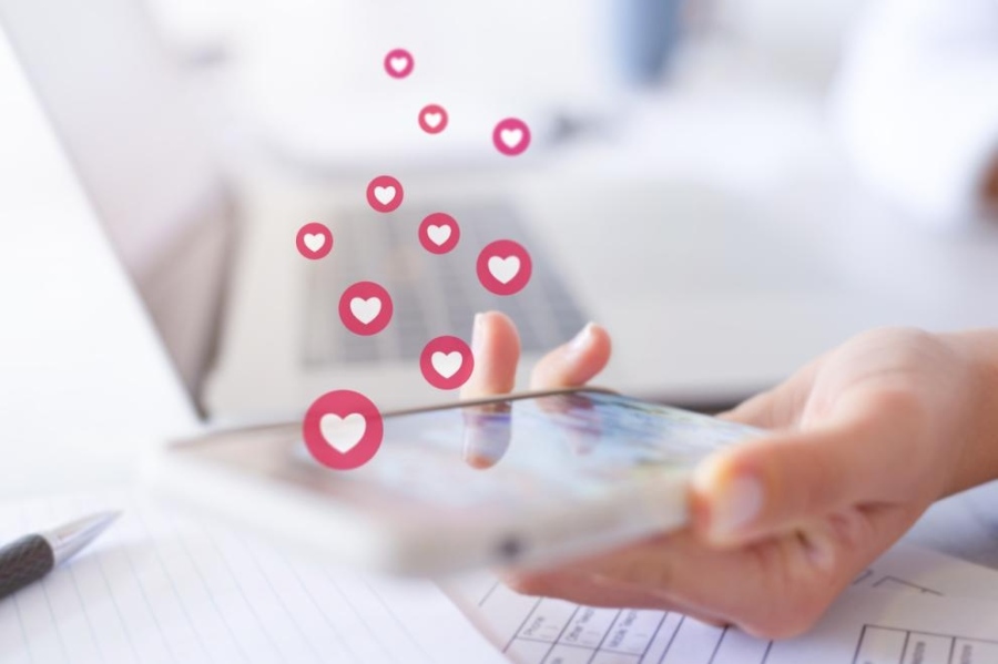 Онлайн запознанствата: как AI променя правилата на близостта