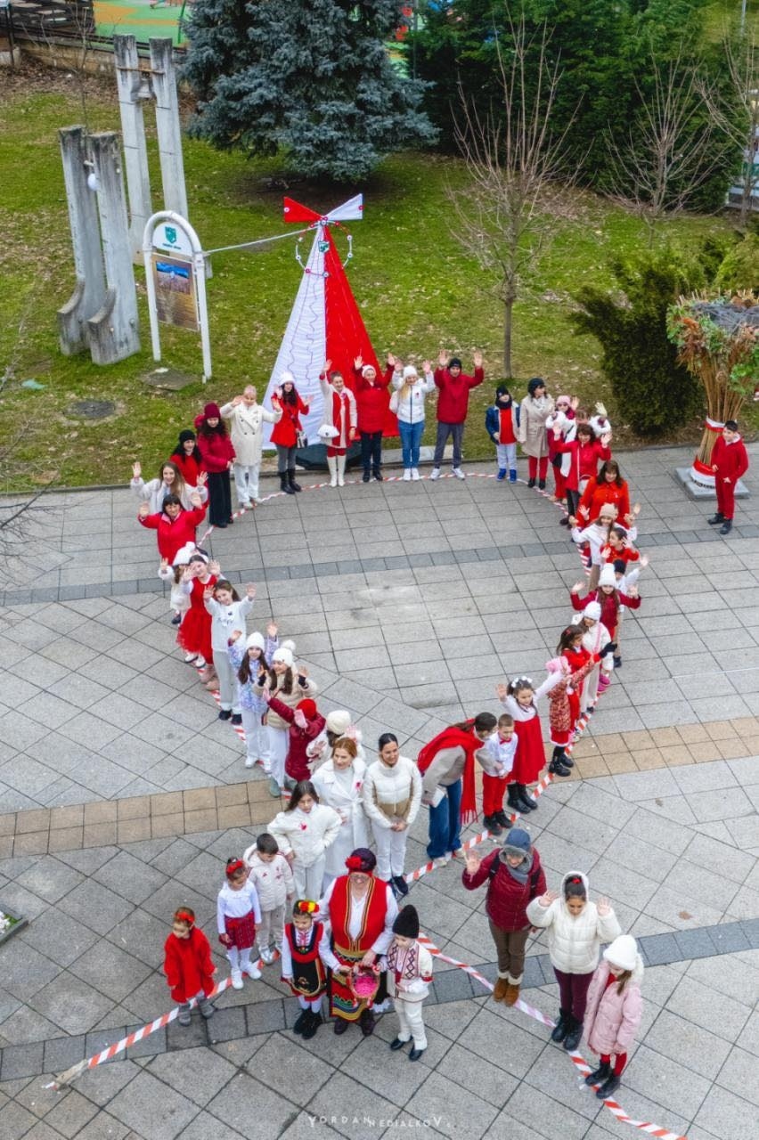 Враца отбеляза Баба Марта с жива мартеница пред НЧ „Развитие 1869“