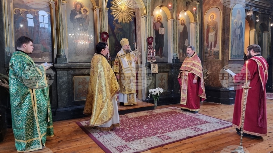 Да си спомним всички, спомогнали да се запази чистотата на нашата вяра, призова в проповедта си Врачанският митрополит Григорий