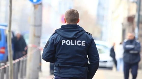 Униформени полицаи пазят 3 март в Монтанско