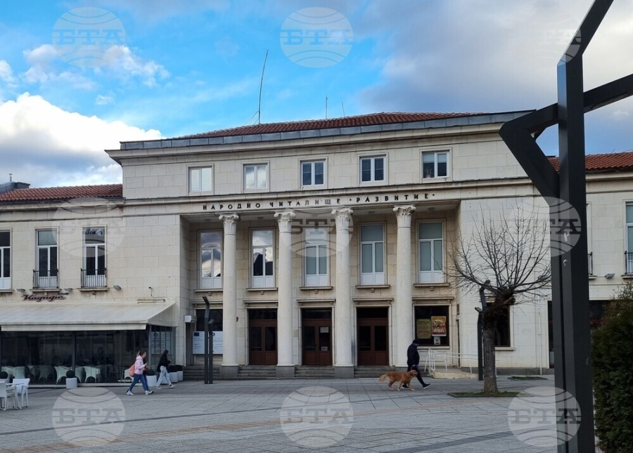 Весела Бабинова и Владимир Зомбори гостуват на врачанска сцена с пиесата „Заклеваш ли се в децата?“