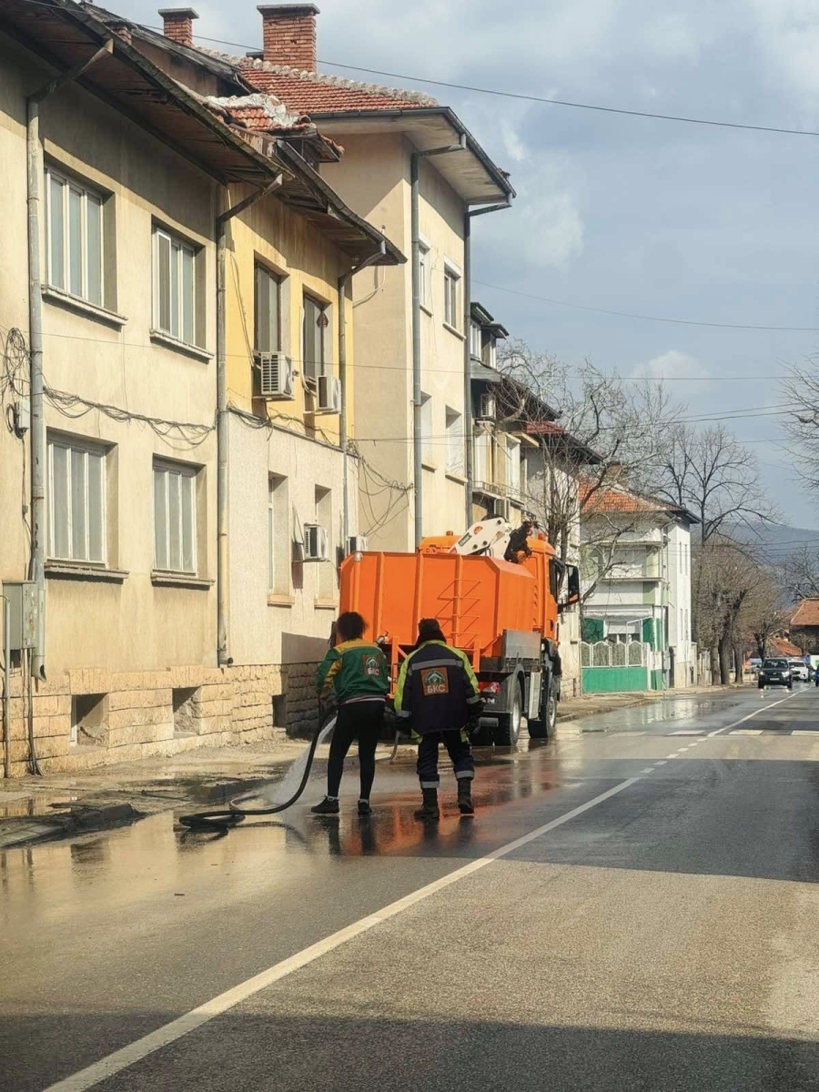 Започна плановото измиване на улици и булеварди във Враца. 