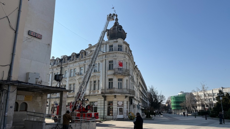 Свалиха  ветропоказателя на емблематична сграда в центъра на Видин, ремонтират го