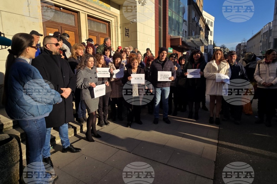 Служители на „Български пощи“ във Враца излязоха на протест с искане за минимум 5 процента увеличение на основните им заплати