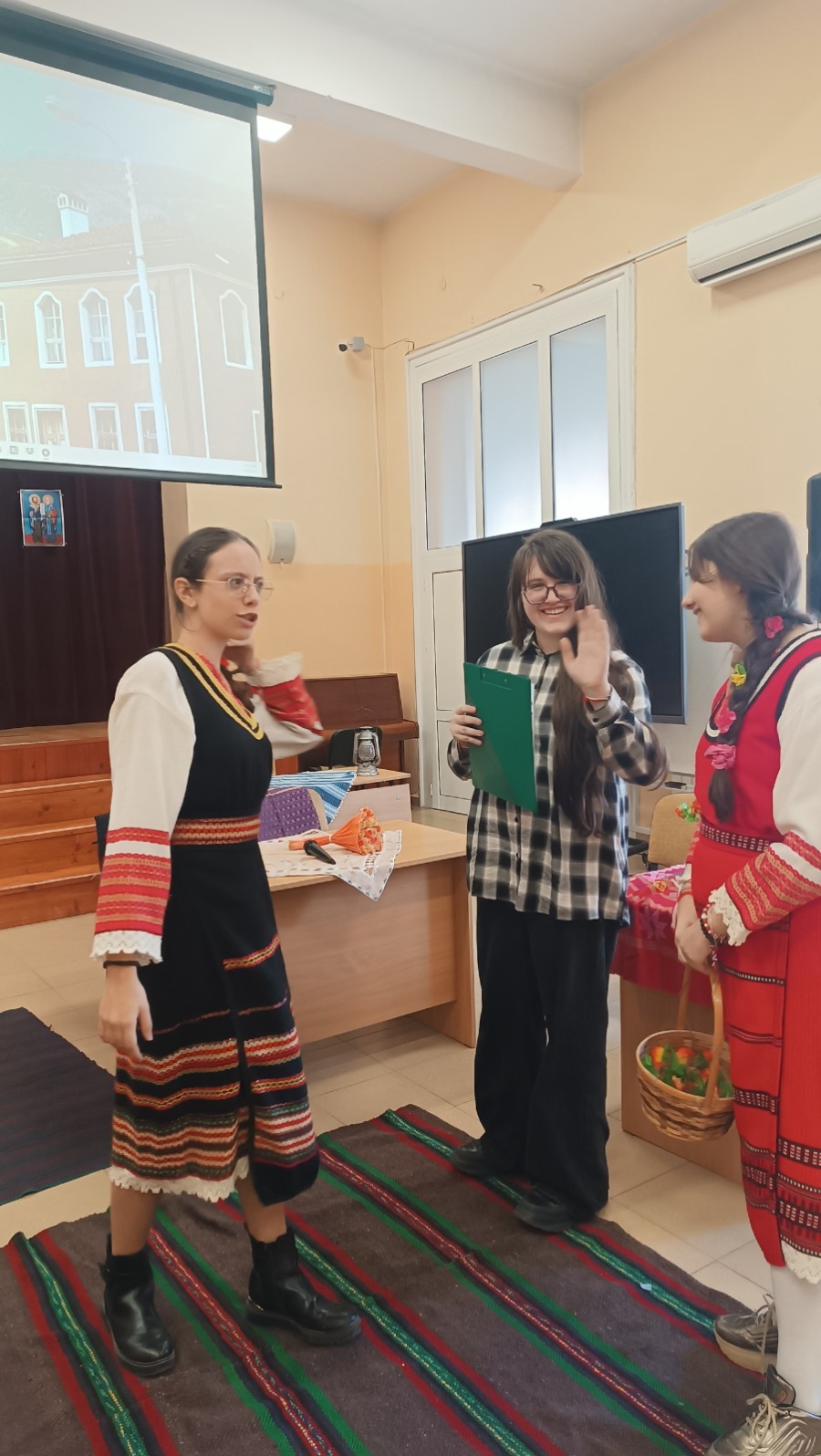 Възрожденски дух в училище: Седмокласници вдъхнаха живот на „Радини вълнения“