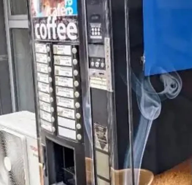 Апаш разби два кафе автомата, заловиха го