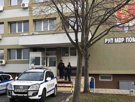 Мъж влезе в офиса на мобилен оператор в Поморие, видя си сметката и почина