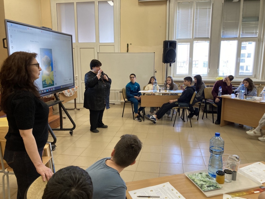 Ботевци представиха бинарен урок „Архитекти, лечители и пазители на природата. Пропорциите в живота на пчелите“