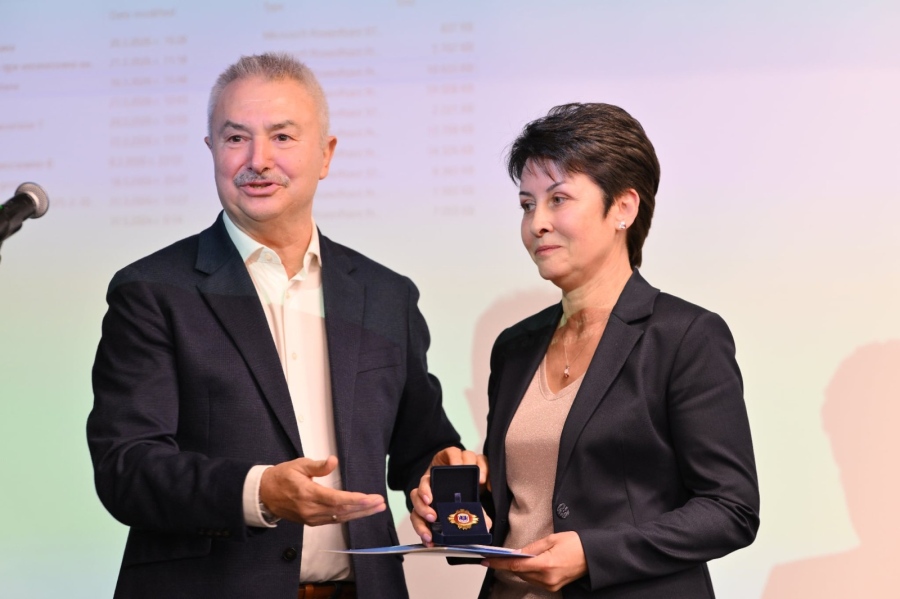 Кметът Златко Живков връчи Почетната значка на Община Монтана на д-р Антоанета Блажева