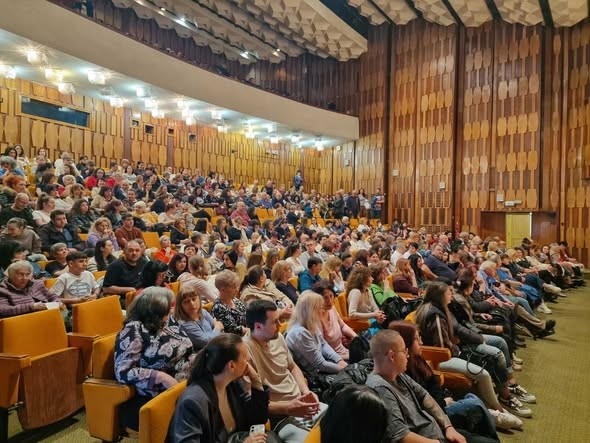 Община Козлодуй по традиция подари билети за театрална постановка на медицински работници и актьори самодейци