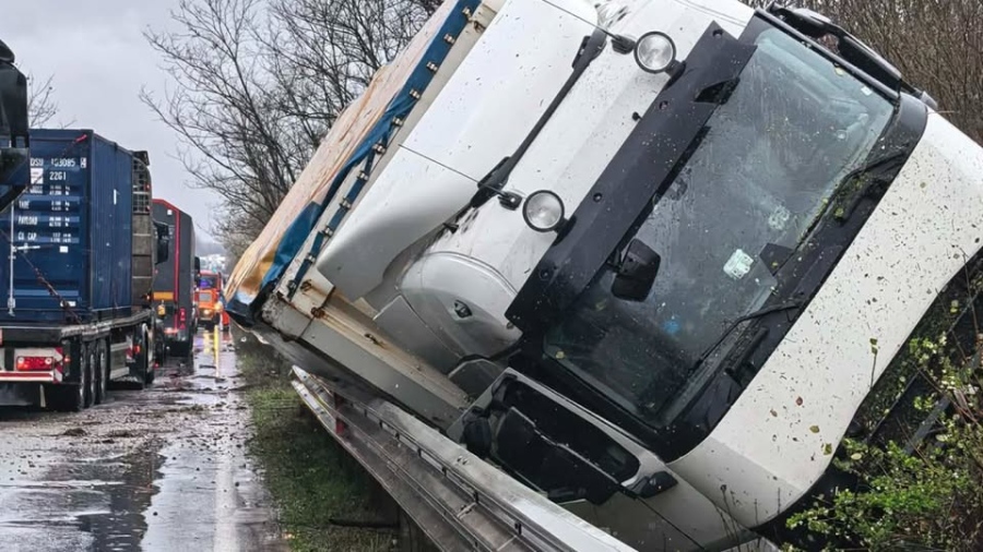 Обновена! Заваля малко дъжд и катастрофите започнаха: Камион излетя от пътя и “кацна” на мантинела