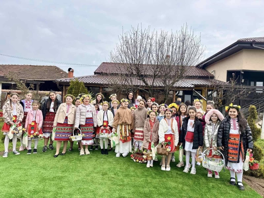 Над 60 лазарки вплетоха песни, багри и традиция в сърцето на Мизия