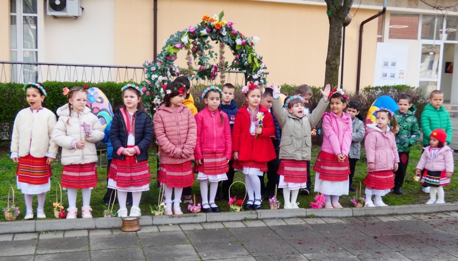 Красиви лазарки и момци изпълниха ритуала лазаруване в Лом