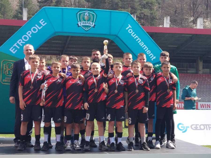 Отличия връчени лично от легендата Христо Стоичков на Дюш - Офк ,,Локомотив\'\' - Мездра