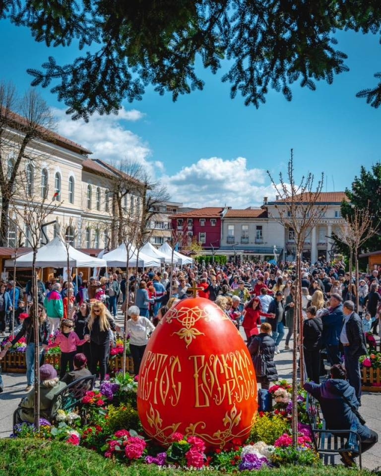 Враца отбеляза Великден с празнична програма, козунак и български хора