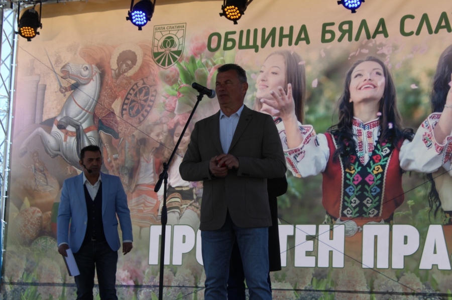 Пролетно настроение и български традиции централния площад на Бяла Слатина 