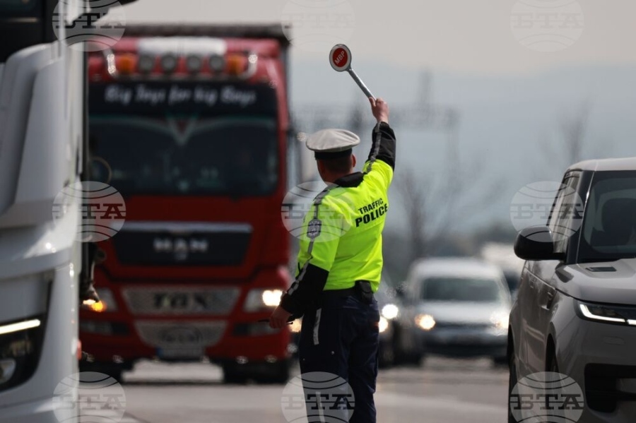 Движението в тунел „Витиня“ на АМ „Хемус“ се осъществява в една лента поради аварирал камион, образувало се е километрично задръстване