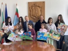 Златко  Живков награди малките художници – победители в  „С очите си видях бедата“
