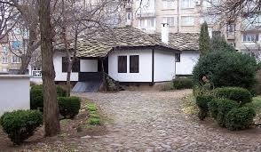 В СУ „Никола Войводов“ не пропуснаха да се погрижат за родната къща на патрона си