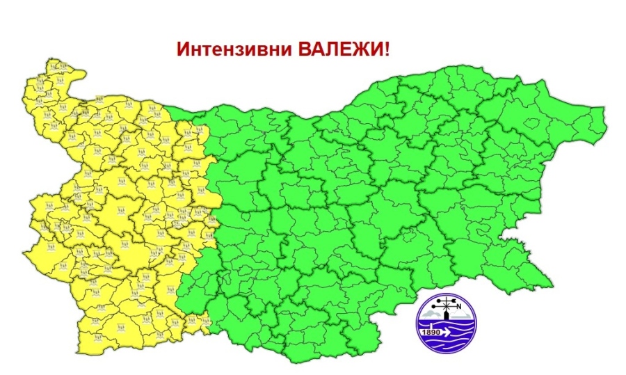 Жълт код за интензивни валежи с грамотевици в 12 области
