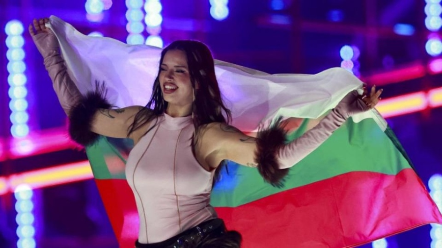 Дара идва в  Монтана, пее на 1 юни на площада