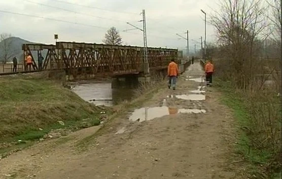 Рибар бере душа, докоснал с въдицата ел.мрежата на БДЖ