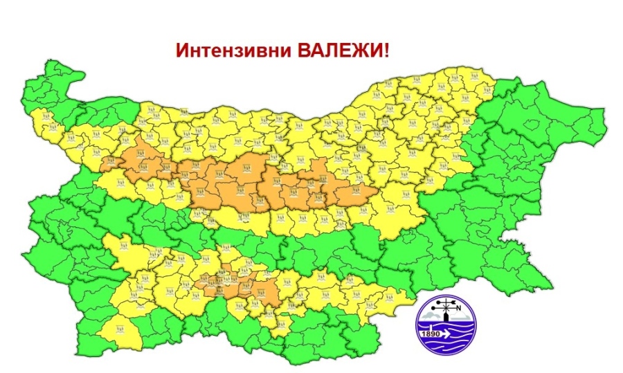 Жълт и оранжев код за интензивни валежи са обявени в по - голямата част от страната