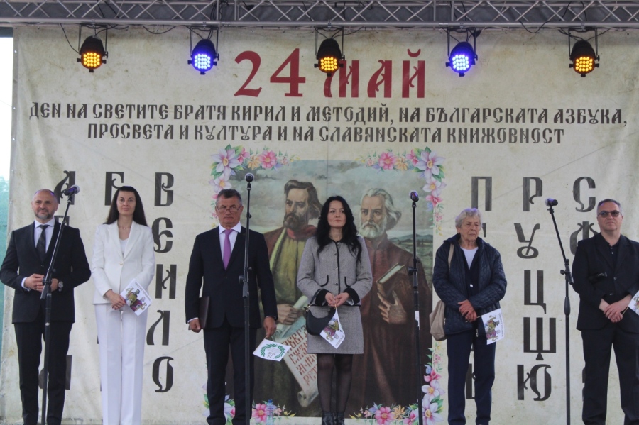 С празнично шествие Бяла Слатина отбеляза 24 май