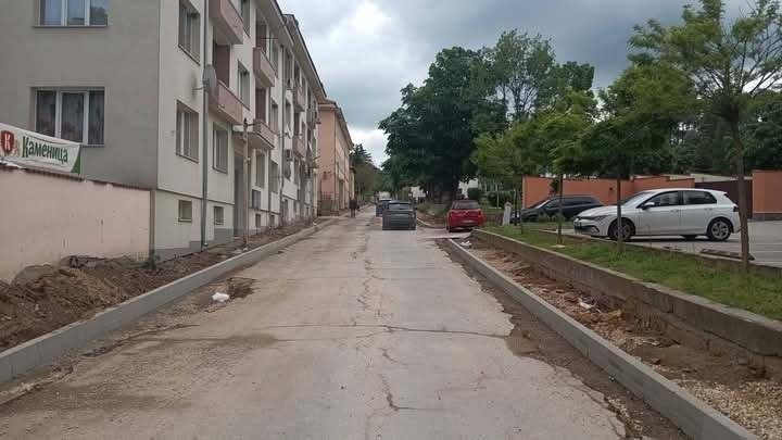 Нов асфалт и тротоари на пет улици в Белоградчик