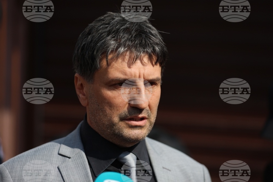 Над 30 души, основно от т.нар. група \