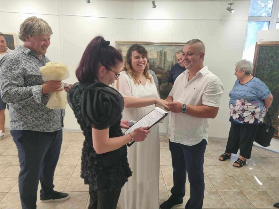 Младо семейство сключи граждански брак в обновената художествена галерия в Лом