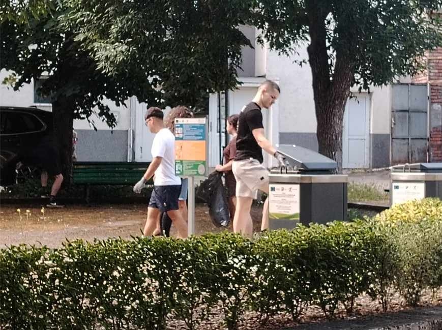 Тийнейджъри чистят детски площадки и пространства във Враца