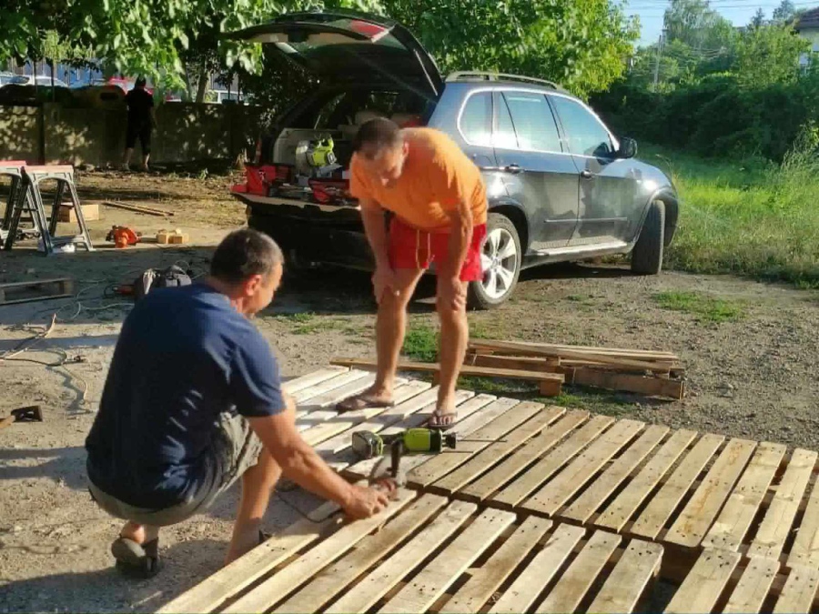 Ломчани сами правят плажни мебели, монтират ги край Дунав