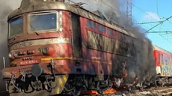 Локомотив на товарен влак се запали на релсите в Монтанско
