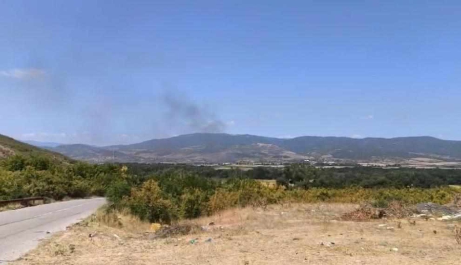 Пожар затвори Подбалканския път край Сливен, отбиват трафика
