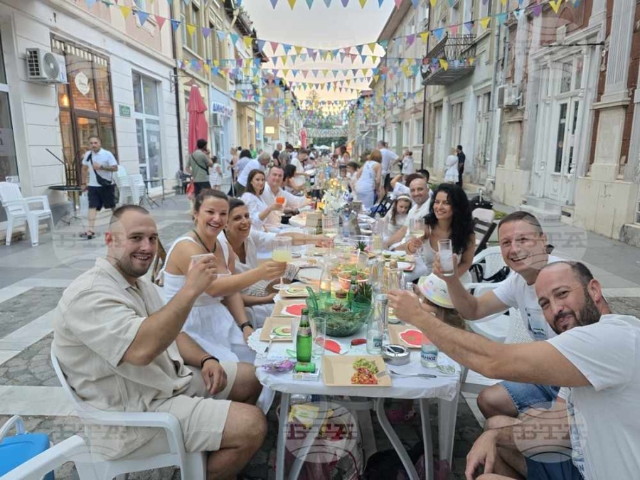 Врачани превърнаха улица „Търговска“ в място за срещи на първия празник „Общата маса“