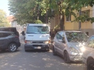 Абсурд във Враца: Паркирана кола заклещи бус и блокира центъра на града (СНИМКА)