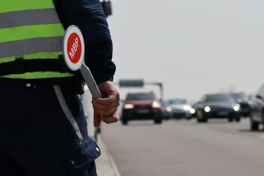 Затруднено е движението по пътя Лютидол – Ботевград заради аварирал камион