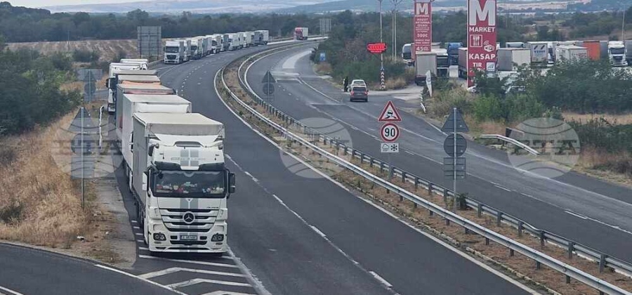 Опашка от около 18 километра от тежкотоварни автомобили се образува по АМ „Марица“ към пункта „Капитан Андреево“