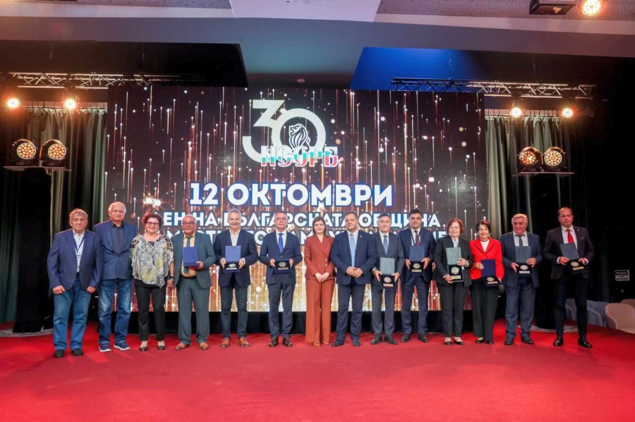 Кметът на община Мездра Иван Аспарухов с юбилейна награда от НСОРБ за принос към местното самоуправление