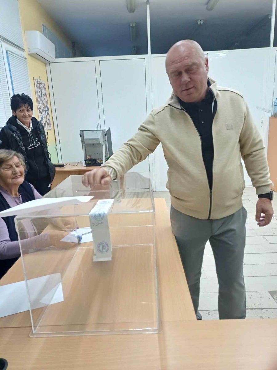 Кметът на Ружинци Александър Александров гласува рано сутринта: Всички секции в общината отвориха навреме