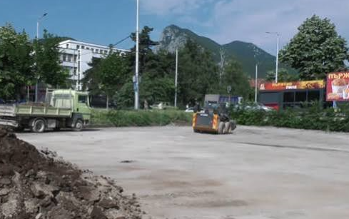 Във Враца отдават под наем паркинга срещу старото зъболечение