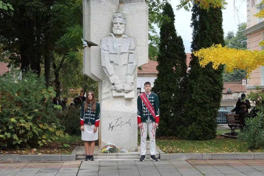 Учениците от СУ „Христо Ботев“ – Враца с достоен поклон пред народните будители